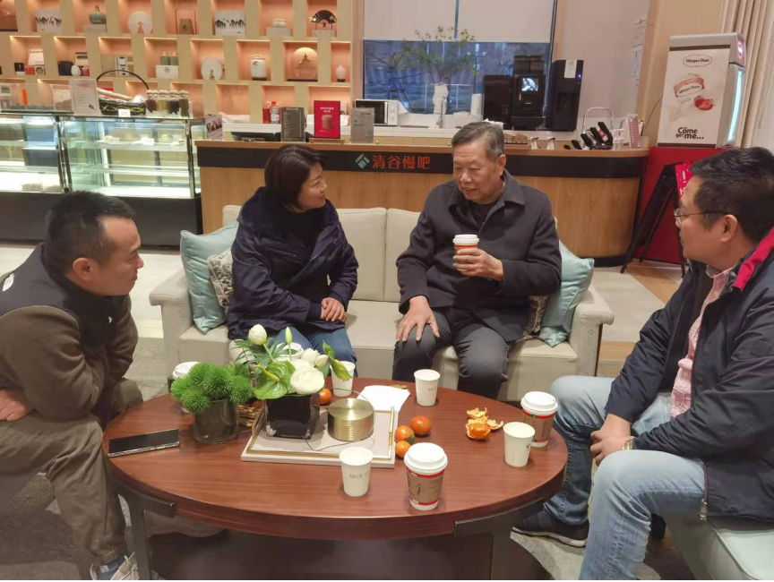 華新機電領(lǐng)導探望慰問公司退休老領(lǐng)導